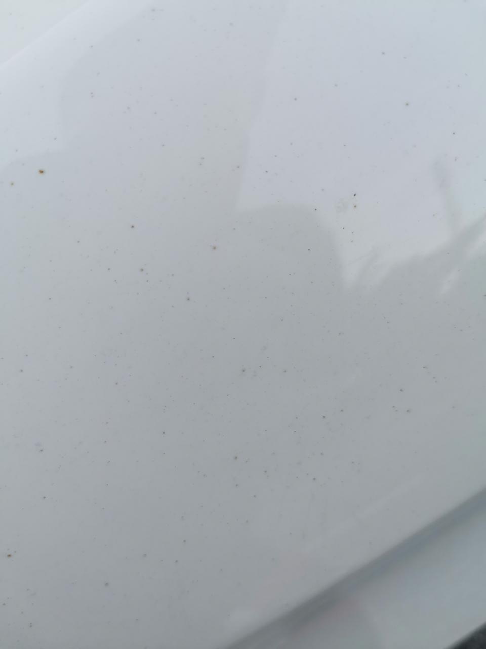 卡罗拉-我刚买了两个月不够的新车，经常停在路边日晒雨淋，昨天我把车开去洗了，洗完我发现全车都是小黄点，我去问过修理厂的，他说车漆抛光就可以解决了，我觉得是洗车店没有帮我洗干净，选抛光还是去做个深沉洗车呢，还是有其他办法解决