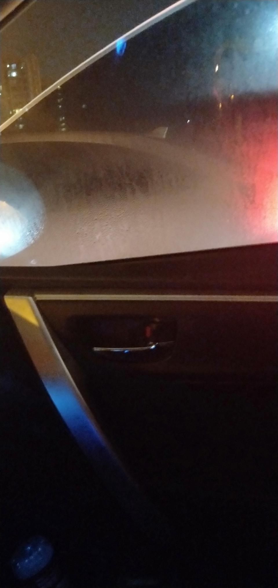 卡罗拉-请问哪位大神遇到这种情况，除雾已开还是不行，开车窗也是一样，刮一下雨刮干净一下又模糊了