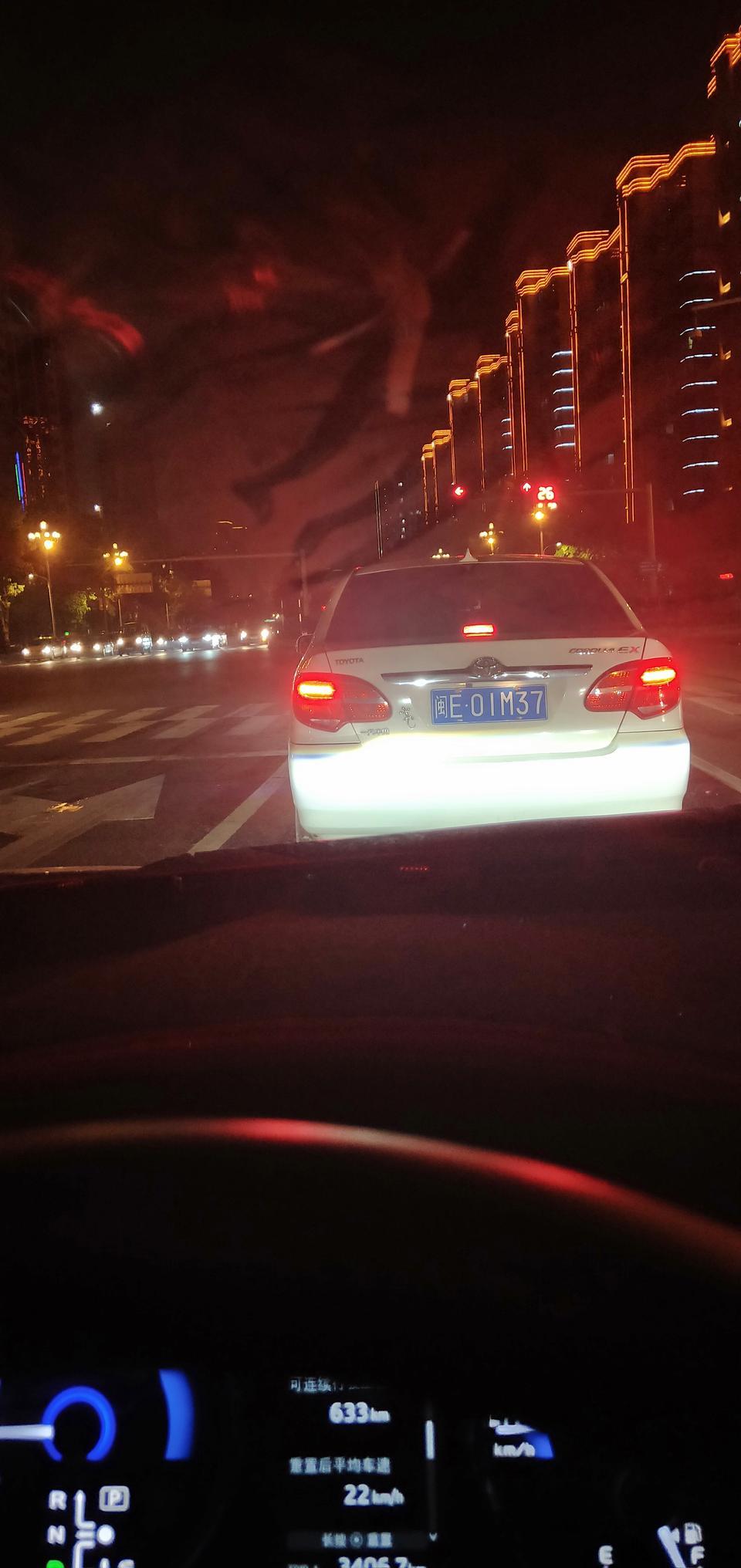 卡罗拉-请问哪位大神遇到这种情况，除雾已开还是不行，开车窗也是一样，刮一下雨刮干净一下又模糊了