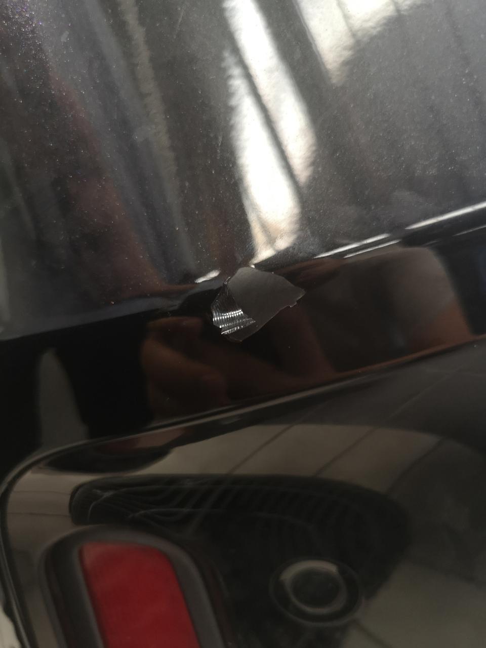 领克03-请教各位大神，车漆这样掉正常吗？4S店说水性漆有碰撞掉的。新车一个月没有碰撞痕迹。