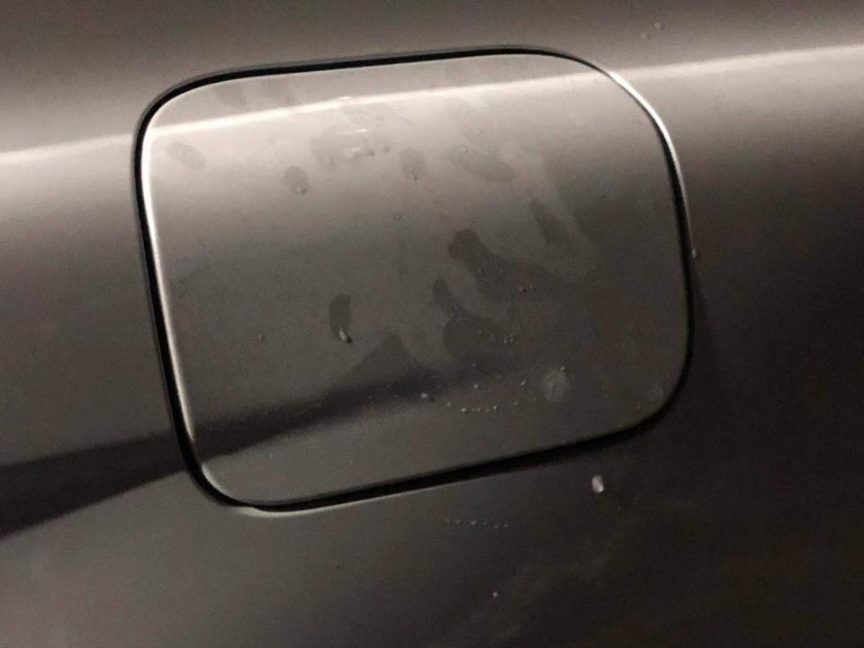 凯美瑞大家的油箱盖都不平吗？我的怎么有点凸起呢都这样吗？