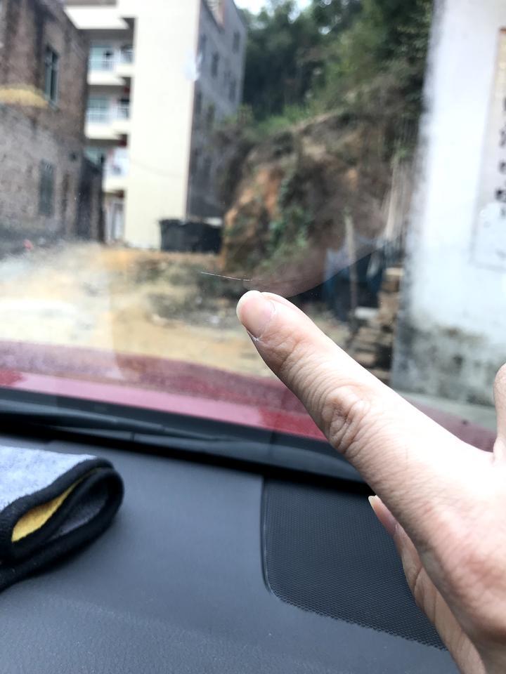 凯美瑞-前挡风玻璃有一条痕怎么办？