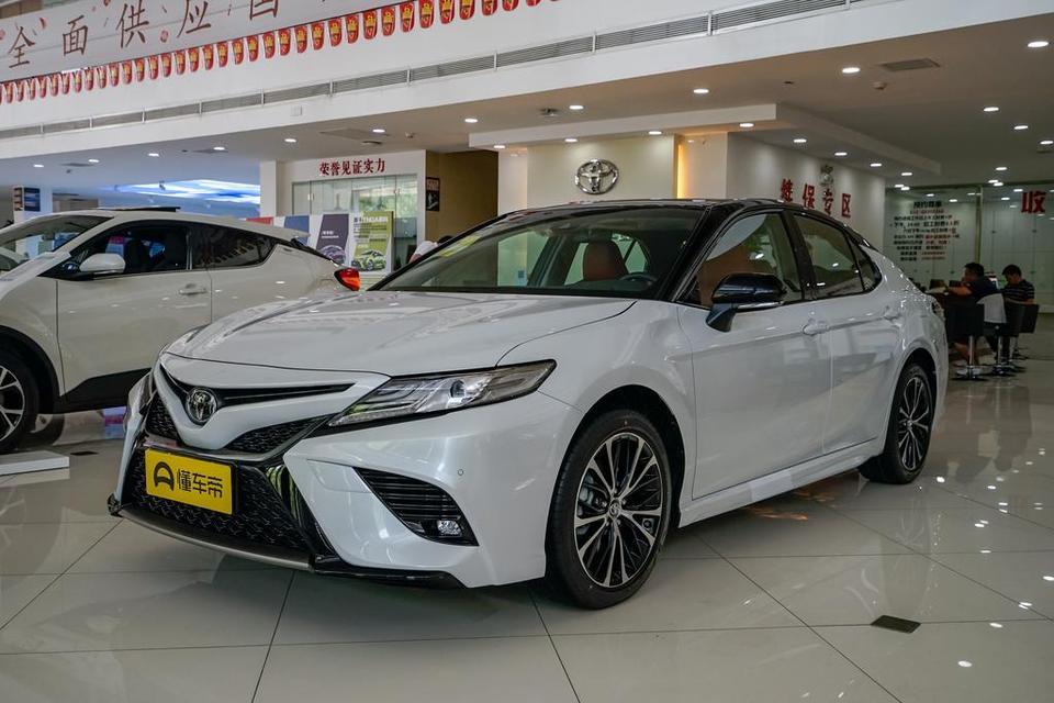 凯美瑞-2.5S锋尚版，双色加4000，贷款150000，落地价27万多，是不是贵了？贷款买的多少钱合适？