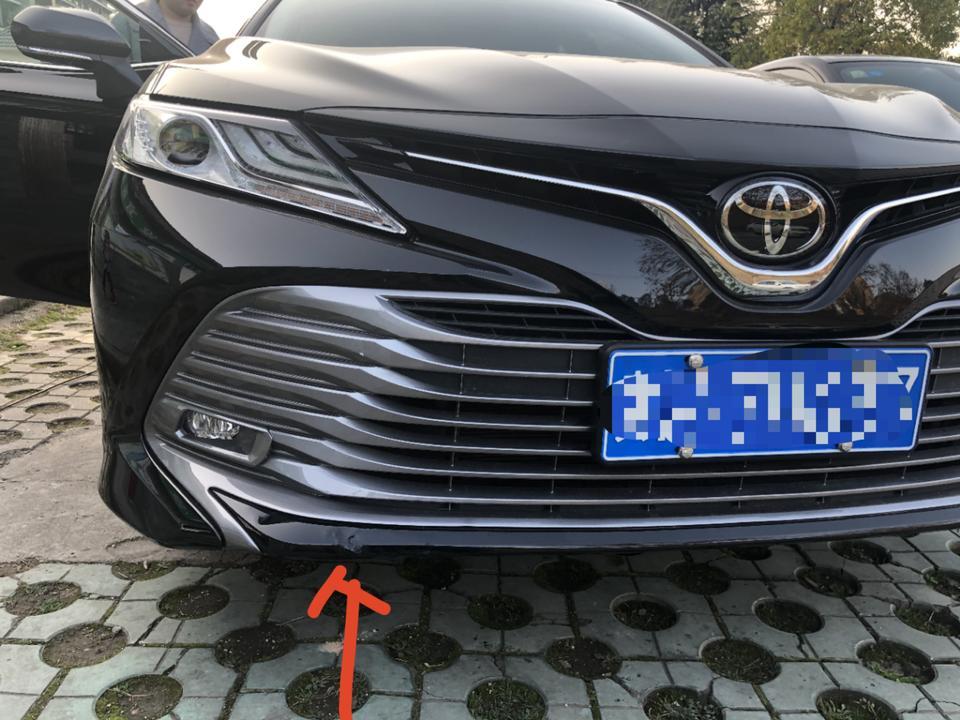 凯美瑞-这个地方是金属还是塑料，修一般需要多少钱，不弄有没有什么影响，可不可以弄个前杠饰条贴上去。