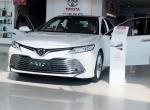 凯美瑞-我昨天定的2.0汽油版豪华型白色，白色加2000千，全下来21.70万，送一千加油卡，五千保险，优惠四千，送360，全车贴膜，脚垫，后备箱垫，发动机护板，贷七万免息，有一千块钱的金融服务费，想问问大家算不算贵
