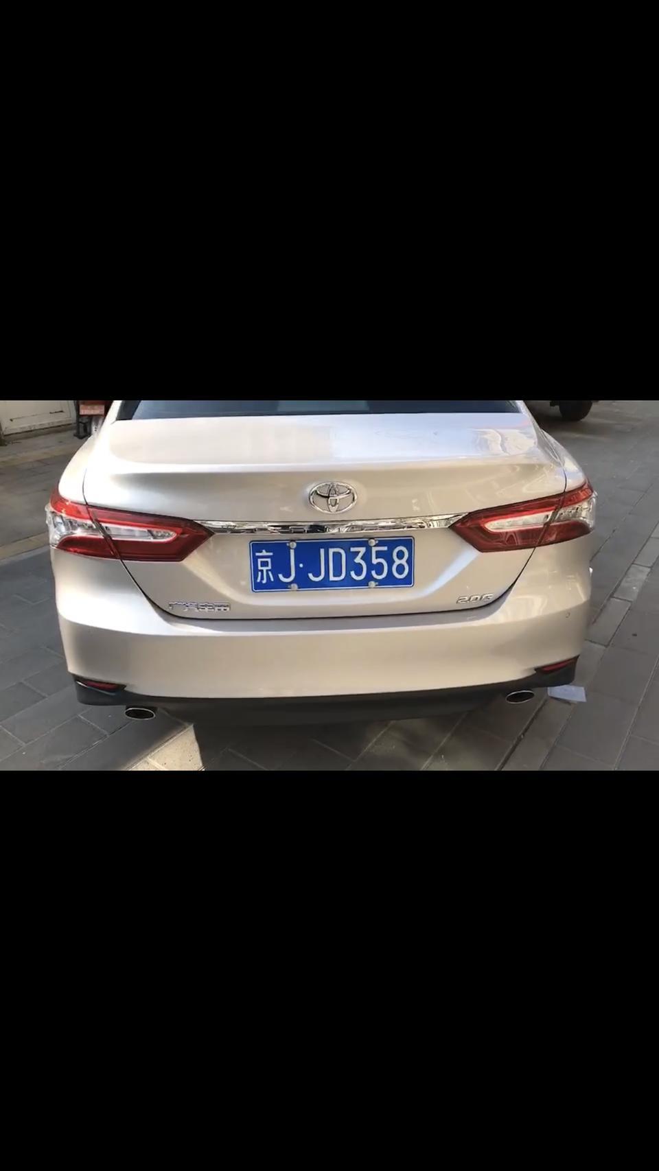 凯美瑞-2.0G豪华，办齐了217000上路。送了全合成保养6次，脚垫两套，后备箱垫一个，正副驾驶座椅加热。小作坊生产的原唱行车记录仪，底盘装甲。用车一个月多点，行驶5600公里，显示平均油耗7.8，基本天天都在堵车，起步稍肉，代步足够，高速噪音很大，颠簸路段中控位置有异响，但找不出来是哪儿，漆面很薄很薄，碰一下就掉漆，最不满意，汽车音响，只能说是咱这车带音响而已，会发出声音，听说2.5豪华是JBL的。当时提车没舍得掏钱买贵的就只能对付了，音响跟我之前的君越差很多个段位。整体用车感受，不飙车的话值得购买。