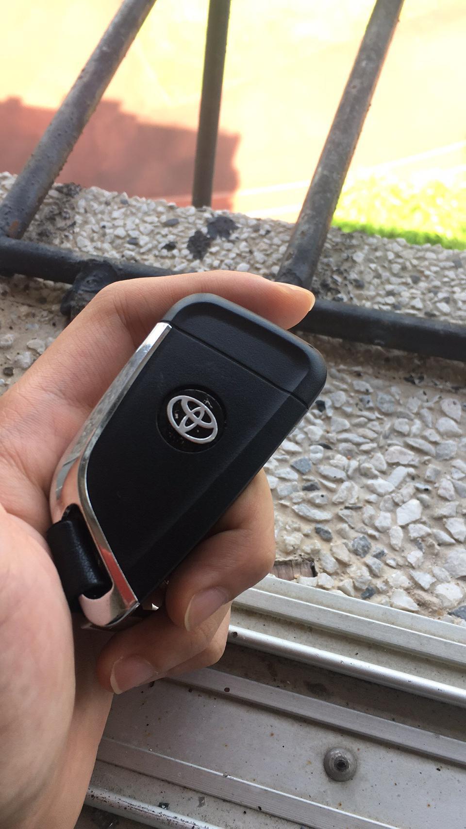 各位大佬好，小弟的车子是07年凯美瑞240g。现在有一个问题。左右空调同时开到最冷，主驾驶不冷，要很久才冷，甚至要半个多小时，副驾驶一开空调就马上制冷。是什么问题呢？亲爱的大佬们