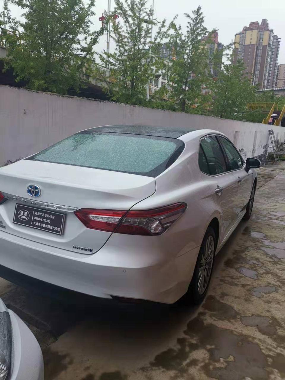 说说我的购车经历口才不好希望大家不要喷，这次购车主要是给老婆上下班用老婆目的很明确就是在奥迪A4和凯美瑞之间做选择别的都不考虑所以看车也就看了这两款年型。我其实比较倾向于雅阁和迈腾但老婆不喜欢没办法，去看了奥迪时尚什么手续费GPS费强奸包杂七杂八得费用落地差不多要三十五左右我也在之家做了工课所以超出我预算暂时不考虑然后又跑去丰田看2.5g凯美瑞优惠五千现金贷款三年免息没什么手续费GPS费感觉还可以就是优惠少了，回家和老婆商量老婆比较倾向凯美瑞中了凯美瑞的毒也考虑到后期保养所以决定再去丰田砍砍价找我朋友他们