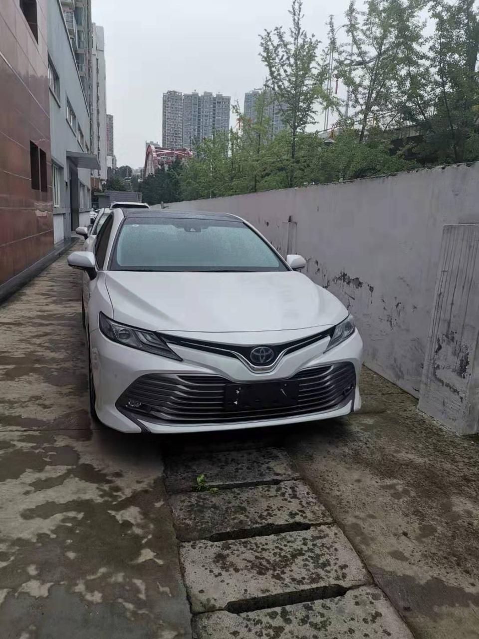 说说我的购车经历口才不好希望大家不要喷，这次购车主要是给老婆上下班用老婆目的很明确就是在奥迪A4和凯美瑞之间做选择别的都不考虑所以看车也就看了这两款年型。我其实比较倾向于雅阁和迈腾但老婆不喜欢没办法，去看了奥迪时尚什么手续费GPS费强奸包杂七杂八得费用落地差不多要三十五左右我也在之家做了工课所以超出我预算暂时不考虑然后又跑去丰田看2.5g凯美瑞优惠五千现金贷款三年免息没什么手续费GPS费感觉还可以就是优惠少了，回家和老婆商量老婆比较倾向凯美瑞中了凯美瑞的毒也考虑到后期保养所以决定再去丰田砍砍价找我朋友他们