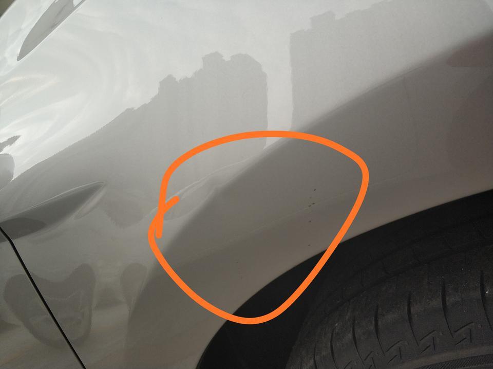 买的凯美瑞新车2.0豪华版，提车时候发现有一点点磕碰不影响使用，我是想要点油卡什么的。4s店说给300油卡以及2个平方的油漆。我不太懂，有米有其他的实用性的方案？？求指教