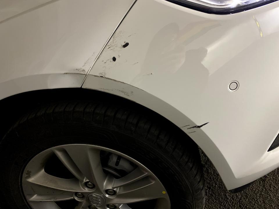 君威-750km 一血 失误被剐蹭了一下 4s店说900左右 不知道咋办 是在外面汽车美容做一下还是报保险啥的 大概价格是多少啊 大哥们?