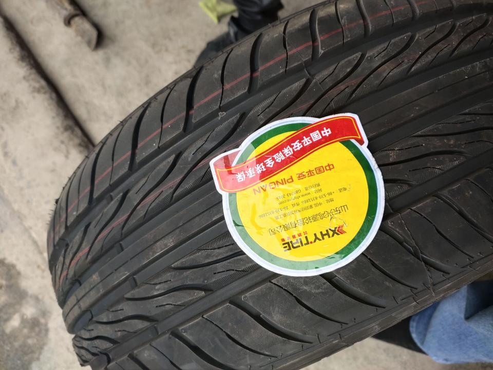 君威-刚提车半个月，，被一个石头划破了，修车店说没用了补不了，换了个这个胎，是不是被坑了呀！各位，新收不懂，不开心(;_;)