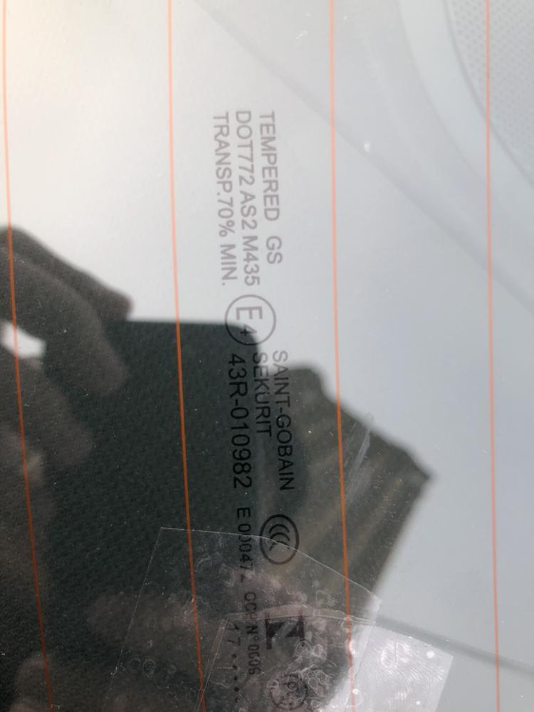 君威-刚在福耀玻璃换的后风挡！可找遍全玻璃没发现任何的福耀标志？各位大神帮我看一下这到底是不是真的！照片是全玻璃唯一有字的部分！