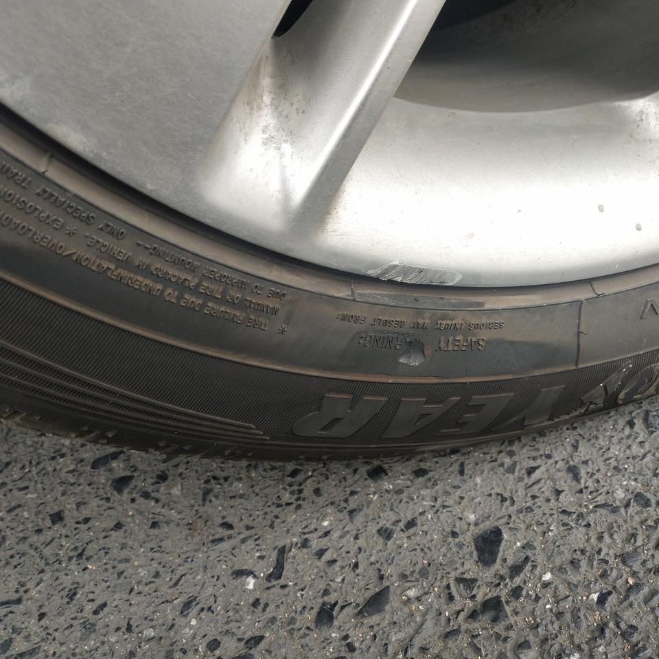 君威-老师们问下这个轮毂我想能不能修复下 这样有点难看 蹭到马路牙子上了啃掉一块