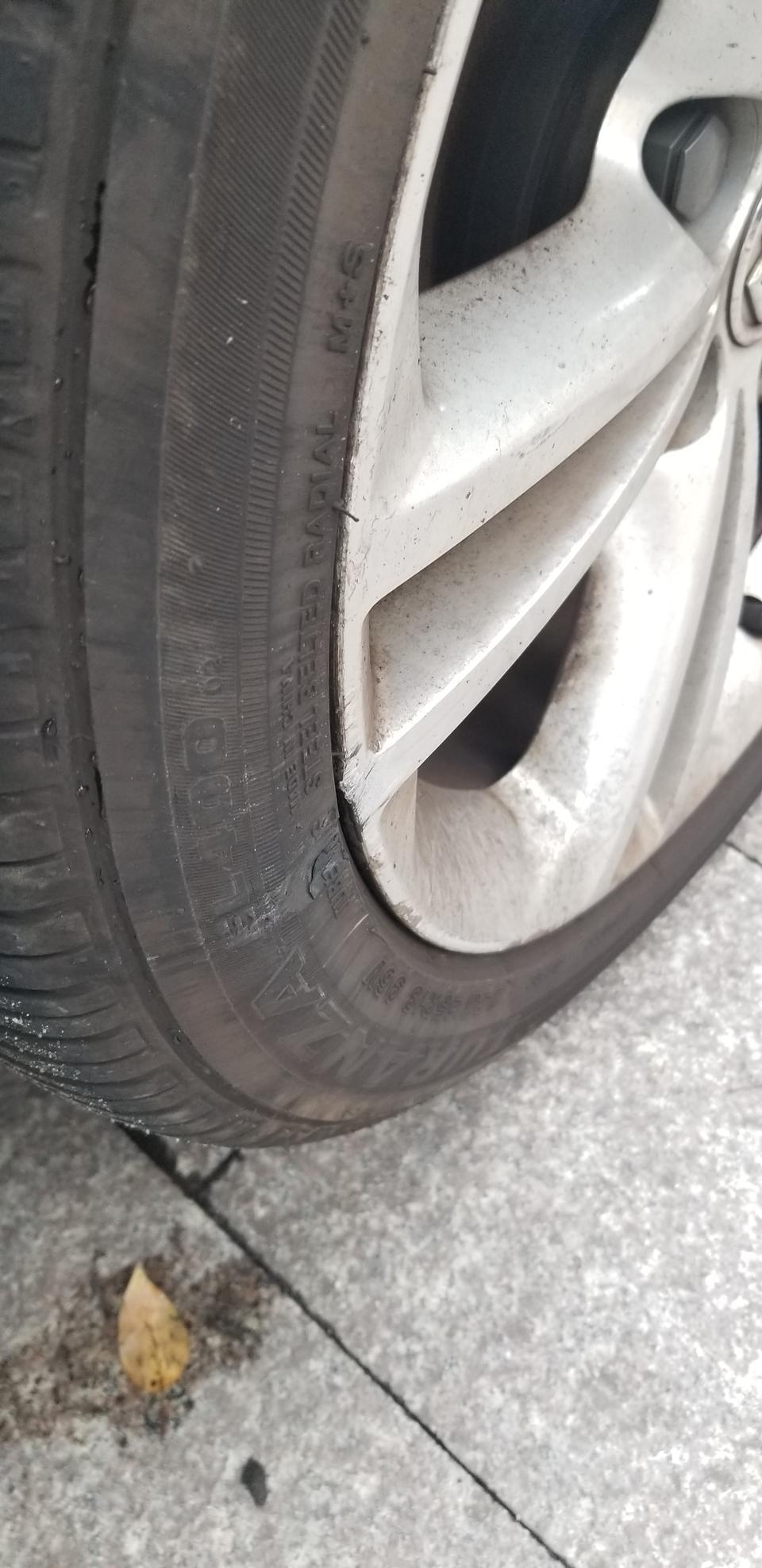 君威-请问需要更换轮胎么？感觉慌兮兮的