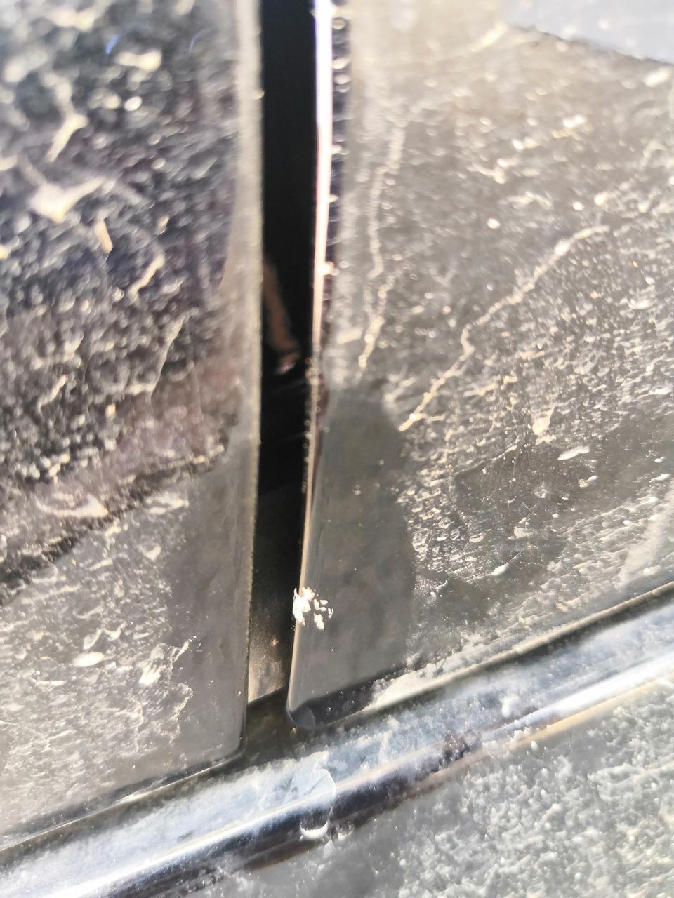 君威-昨天开车门可以一下马路牙子 大家看看有没有磕着底漆，关键是如果不补漆会不会生锈啊…