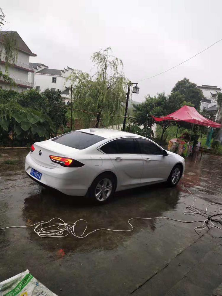 别克君威多久首保呢？店家叫我两个半月或2500公里后，厂家又说可以5000公里或六个月再去保养？