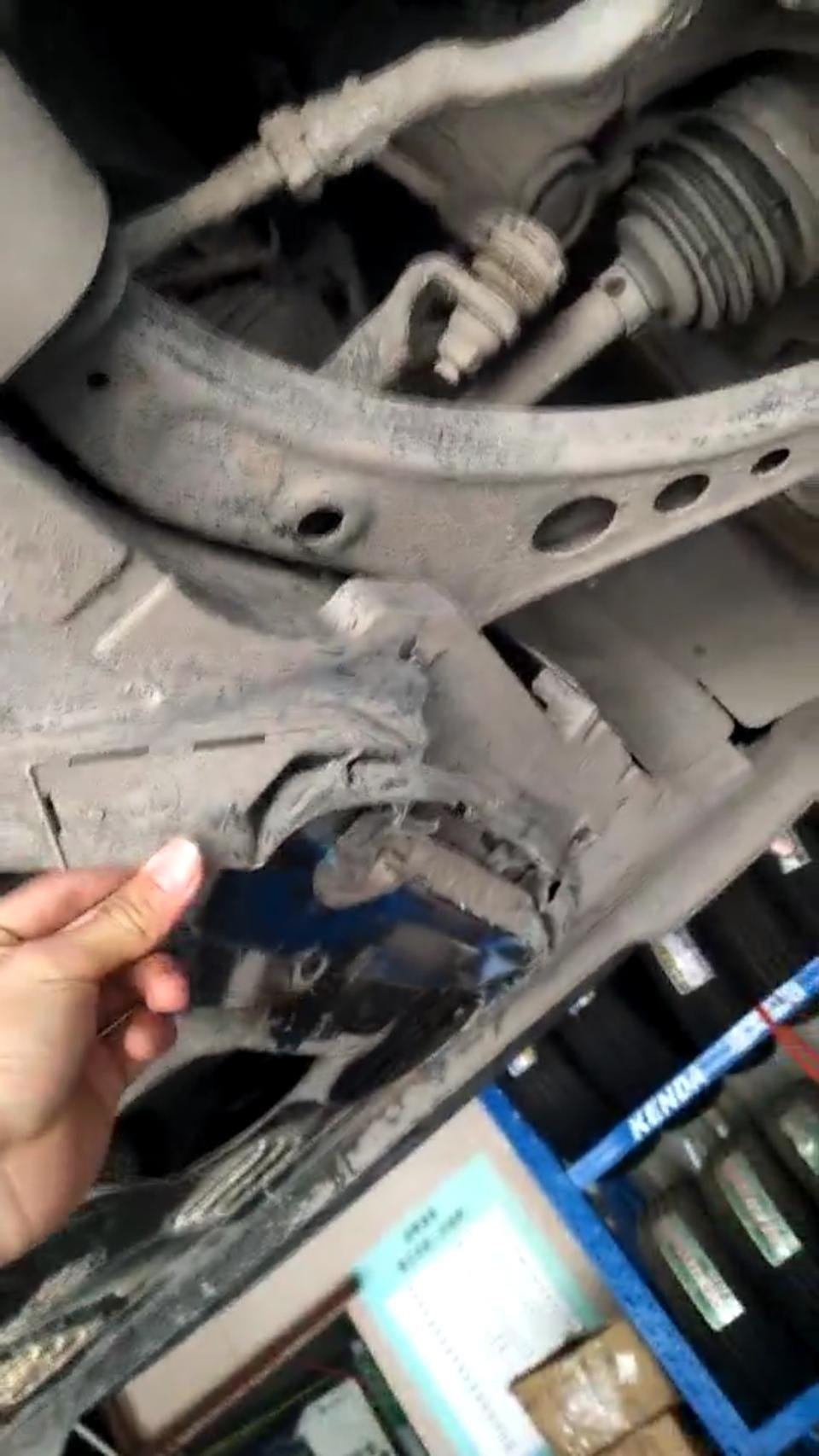 君威-右前方悬挂下面的塑料护板能拆了不要嘛？挂了一下底盘，把右前方悬挂下面挂烂了，走起来有异响！