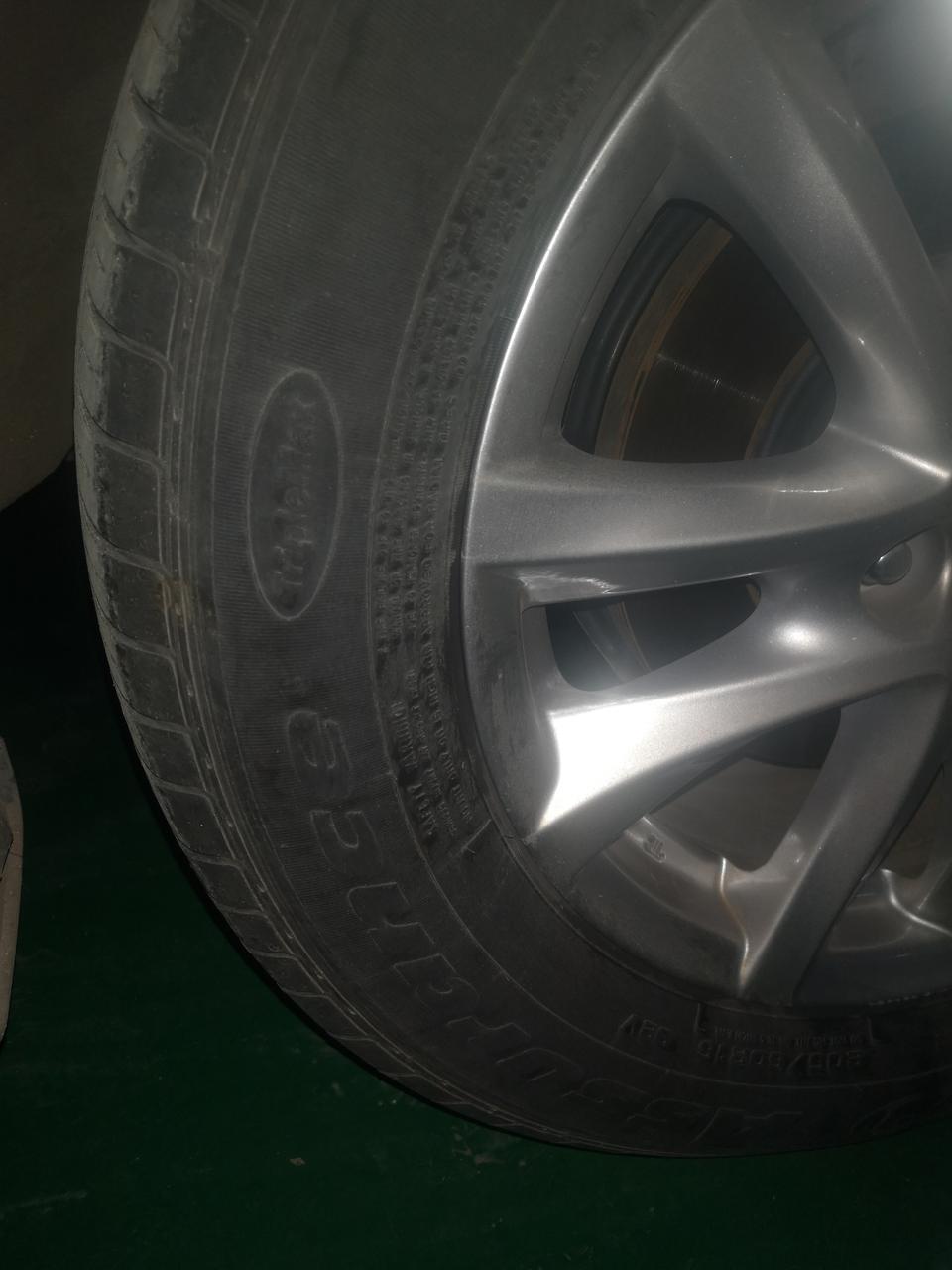 马自达3 昂克赛拉-早上开车，大意了没检查后轮，感觉不太正常，开了一公里停车查看，后轮完全是瘪的，然后就20码左右开去修理店，完全没气状态跑了2.5公里，下图，一个和图二。右侧后轮，城市铺装路面，这个会不会伤到轮毂，会不会失圆？这个胎还能用吗，第一和第二两个图，是充气后的，碾压的地方有浅浅的痕迹。第三个图是前轮，轮胎差不多五年了，里程不到3万