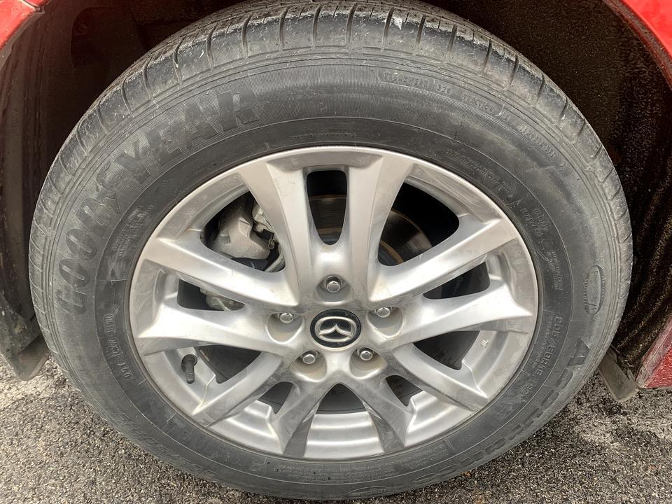 马自达3 昂克赛拉-早上开车，大意了没检查后轮，感觉不太正常，开了一公里停车查看，后轮完全是瘪的，然后就20码左右开去修理店，完全没气状态跑了2.5公里，下图，一个和图二。右侧后轮，城市铺装路面，这个会不会伤到轮毂，会不会失圆？这个胎还能用吗，第一和第二两个图，是充气后的，碾压的地方有浅浅的痕迹。第三个图是前轮，轮胎差不多五年了，里程不到3万