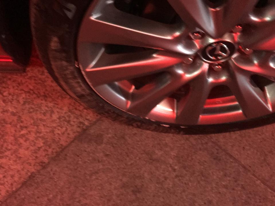 马自达3 昂克赛拉-今天在马路牙子不小心蹭了一下不碍事吧，心好痛?