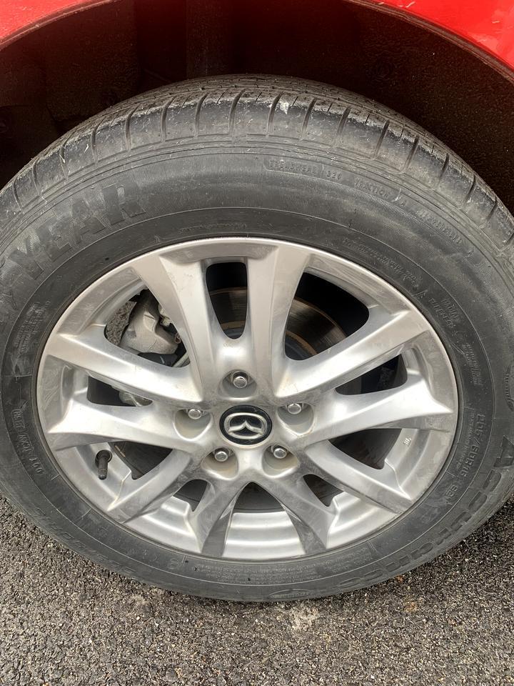 马自达3 昂克赛拉-早上开车，大意了没检查后轮，感觉不太正常，开了一公里停车查看，后轮完全是瘪的，然后就20码左右开去修理店，完全没气状态跑了2.5公里，下图，一个和图二。右侧后轮，城市铺装路面，这个会不会伤到轮毂，会不会失圆？这个胎还能用吗，第一和第二两个图，是充气后的，碾压的地方有浅浅的痕迹。第三个图是前轮，轮胎差不多五年了，里程不到3万