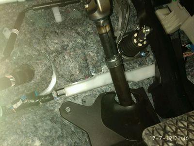 马自达3 昂克赛拉-大家的马自达昂克赛拉驾驶座下面是这样的吗?怎么连个挡板都木有??