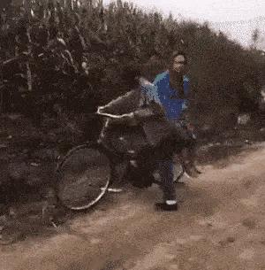 马自达3 昂克赛拉-我的车右前轮开到沟里悬在空中。右悬架和钢梁撑在沟坎上。问题大不大。大哥们。?️