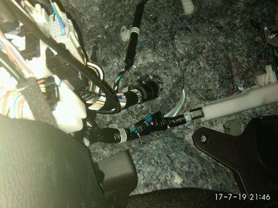 马自达3 昂克赛拉-大家的马自达昂克赛拉驾驶座下面是这样的吗?怎么连个挡板都木有??