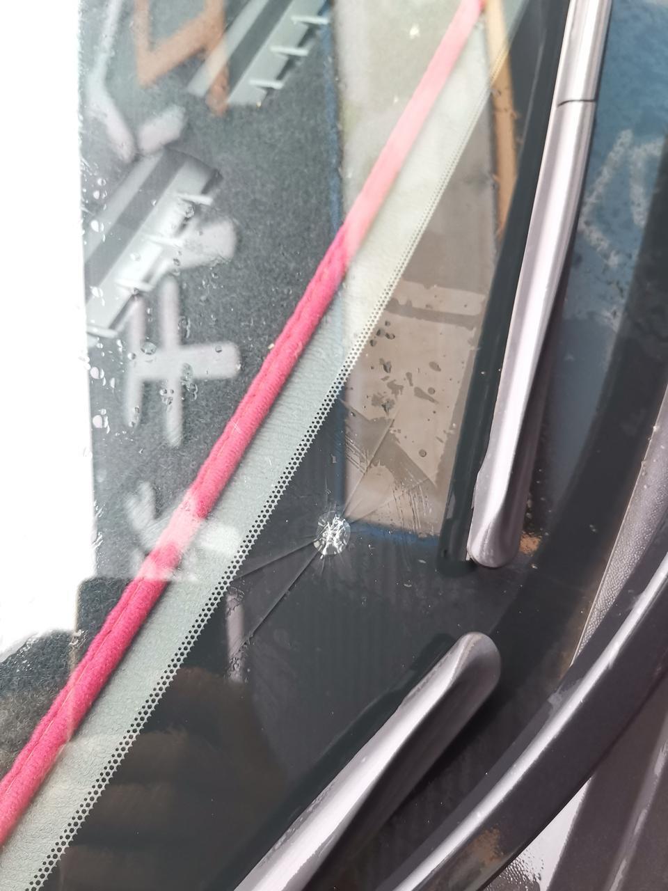 马自达3 昂克赛拉-汽车前挡风玻璃不知道什么时候出现这样一个坑，请问这个是换还是修！