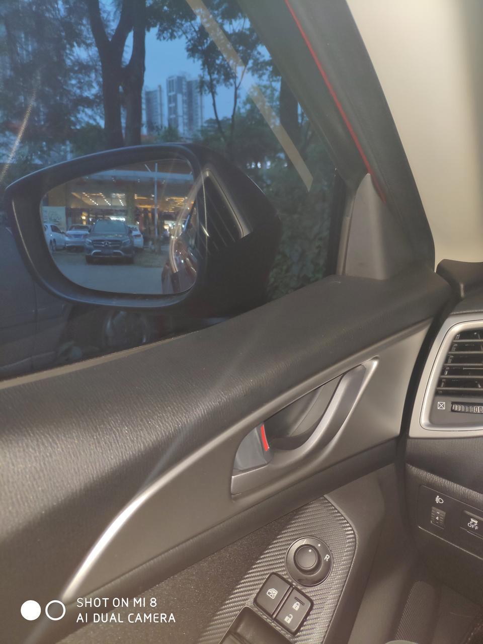 马自达3 昂克赛拉-昂克赛拉刚提的车 前排2个门玻璃升到顶里面门板有鼓动 ，不知道你们的有没有？
