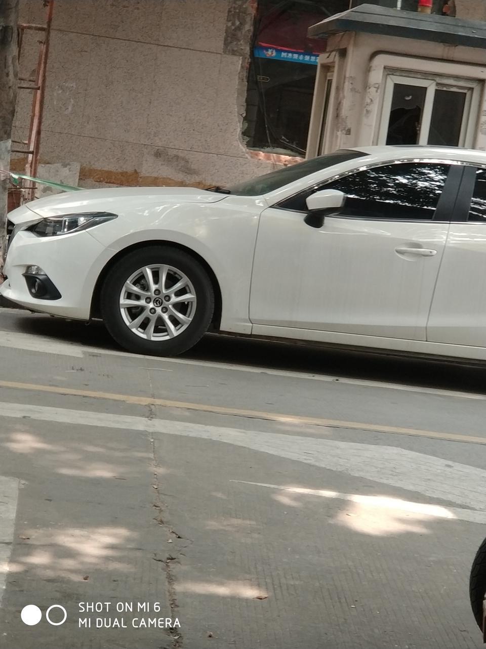 马自达3 昂克赛拉-前车身变低了是什么情况    就是左前轮低了  其他都是差不多一样高的     有什么解决的办法吗？这样影响车子使用吗？