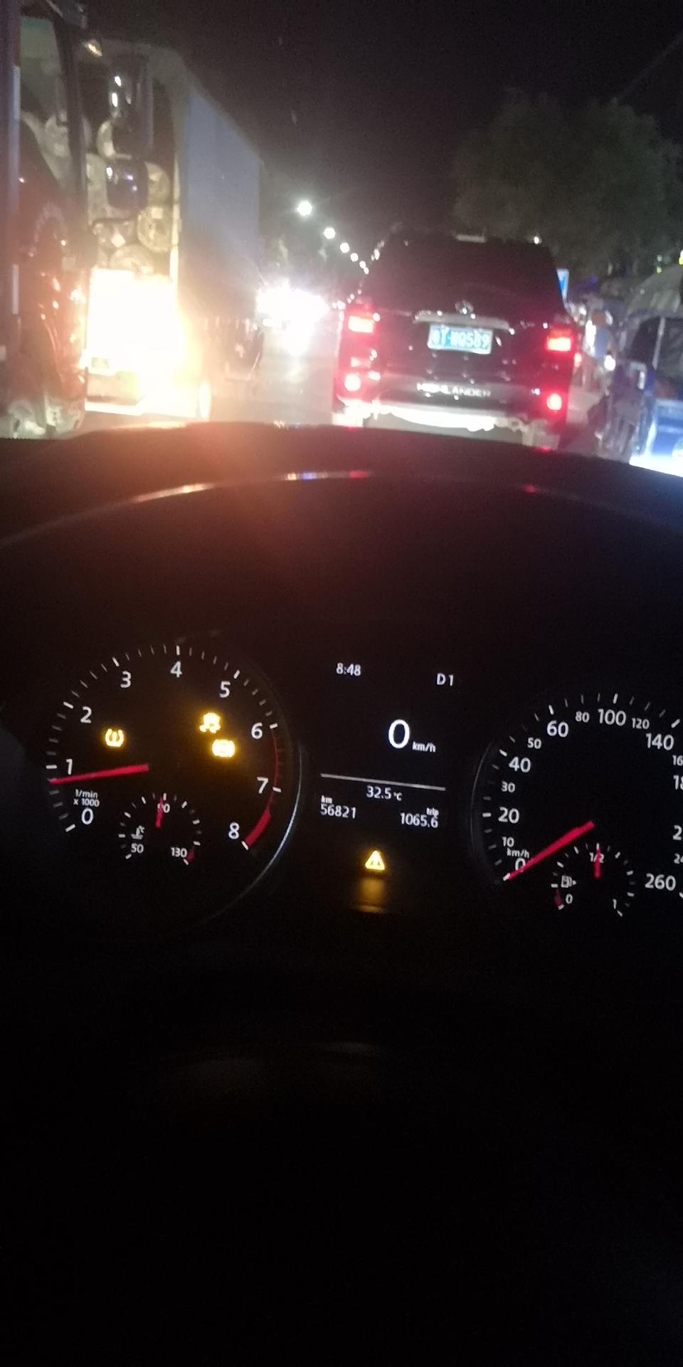 迈腾17豪华版，开着开着突然有几个故障灯亮了，吓了一跳！第二次了，一个月前第一次重启恢复正常，现在重启也不管用了，求解？