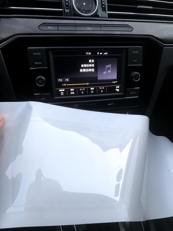迈腾-我是1.8T    330的豪华的
看了大家中控屏都不一样  看到十几种了   还是我的中控最丑  还有我的中控都没导航系统   没次导航都要手机car投影