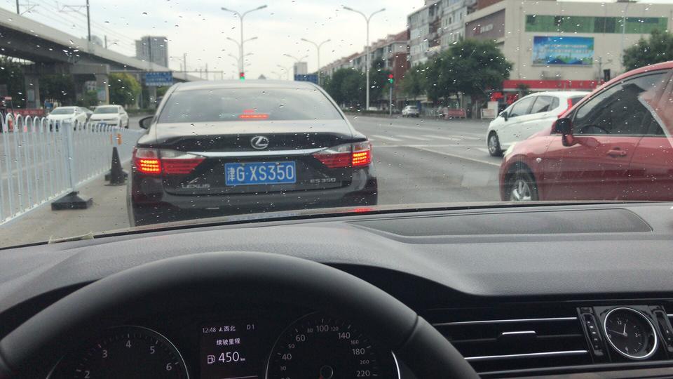 迈腾330豪华，进地下停车场，坡度比较大，前雷达报警，然后突然就自己急刹车了，以为是拖底了，下车查看后发现前保险杠与地面还有大约十公分左右的距离，这个怎么解决，大家遇到过这种情况吗