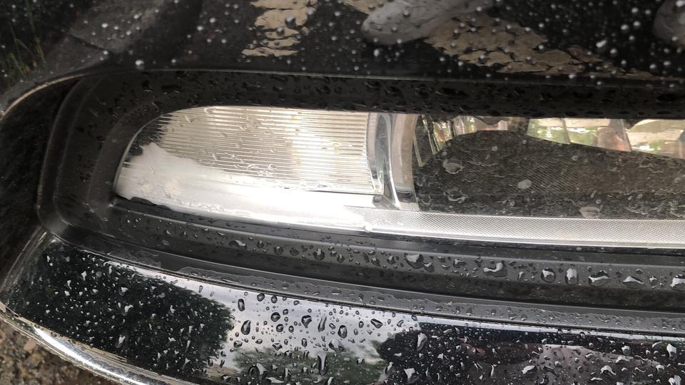 19款330豪华迈腾，雾灯雨天有雾气，4S店给换了一套雾灯还是有雾气，我该怎么办？