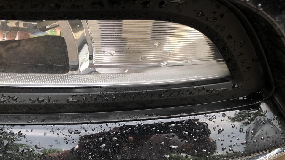 19款330豪华迈腾，雾灯雨天有雾气，4S店给换了一套雾灯还是有雾气，我该怎么办？