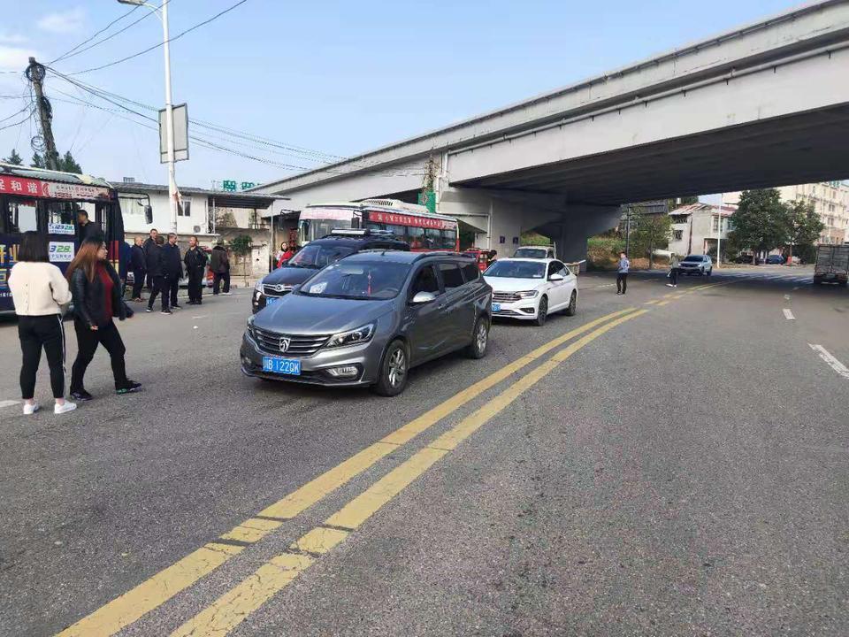 速腾-关于追尾、到底谁的责任？
（黑色）车前面有个大货车、变道不知道有没有开启转换灯，前车来个紧急刹车、导致后面追尾（后面在100时并未发现前车有刹车灯亮，当时以50-60的速度正常行驶，到前车距离50米左右，前车急刹）导致追尾，是白车全责？