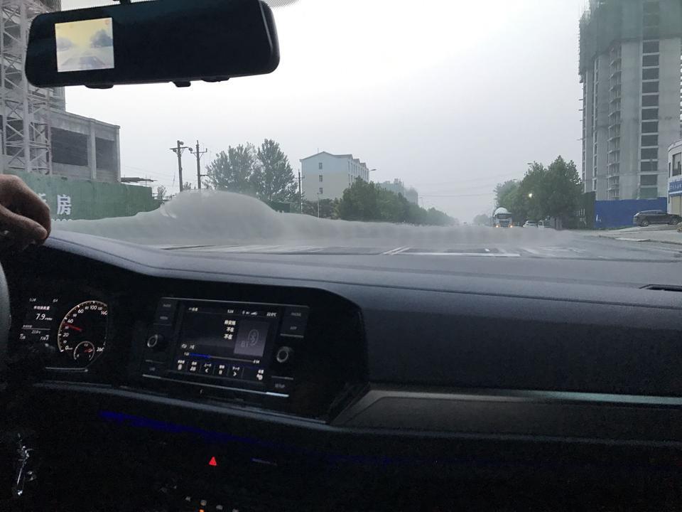 速腾-早上开车、玻璃前面为什么是这样呢？怎么解决呢