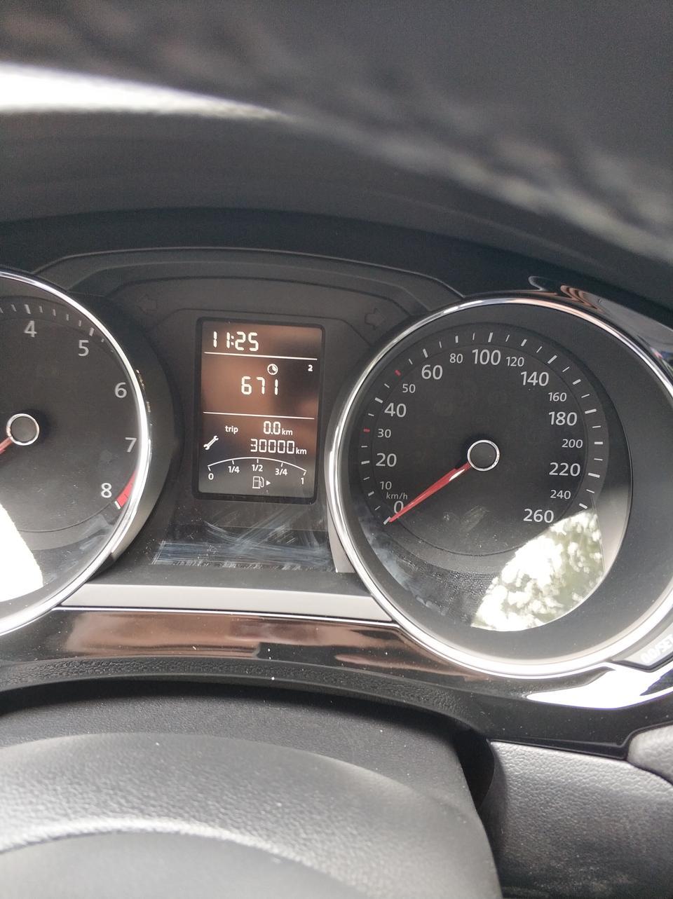 速腾-新车，4s店让半年5000公里去首保，但是仪表盘上显示是1年10000公里，2年30000公里。我该听谁的。