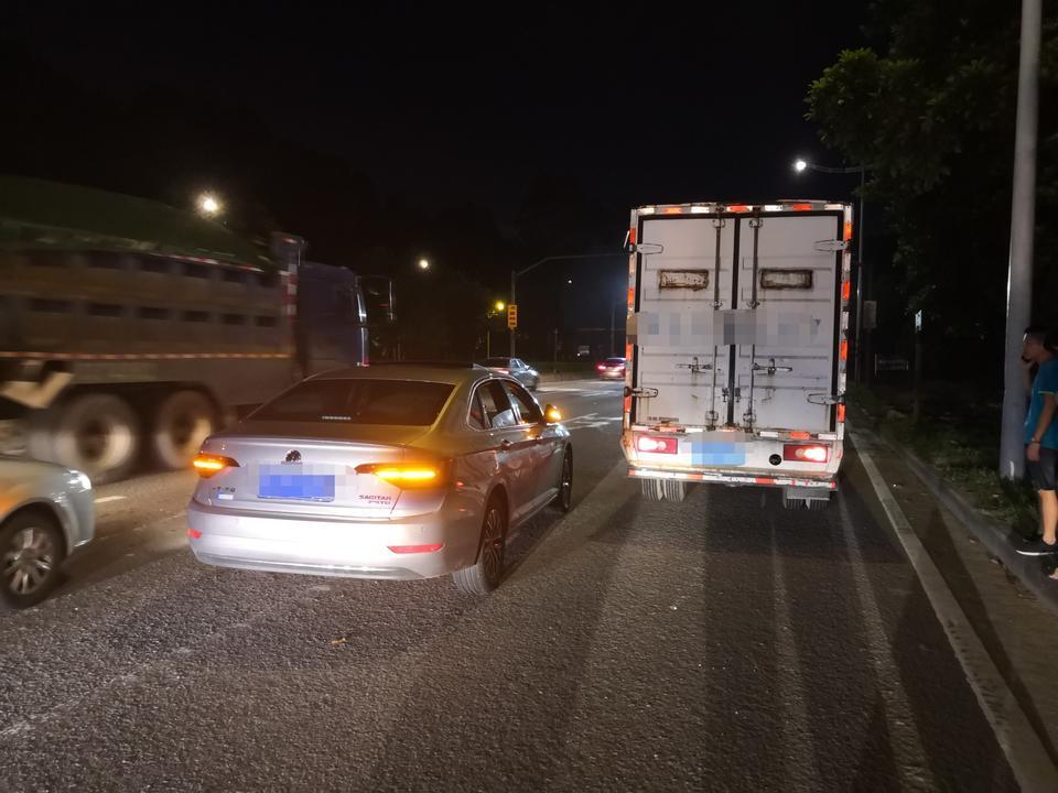 速腾-我正在向左变向当中（虚线），被右边货车右后方冲过来刮了右后门（严重）和右后视镜，请问责任怎么划分？各位懂行的帮分析下，谢谢！