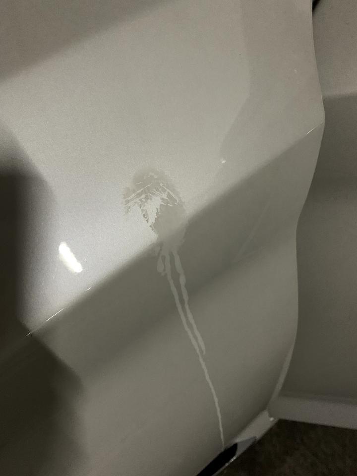 宝马5系-咨询下各位，前阵子停车，不晓得什么东西滴到了车上。等发现已经干了，用水加毛巾擦拭不掉，有点像石灰水干了的样子，用指甲可以抠下去，不过感觉会刮车漆。还希望大家能帮忙支招看看有没有什么办法，谢谢啦