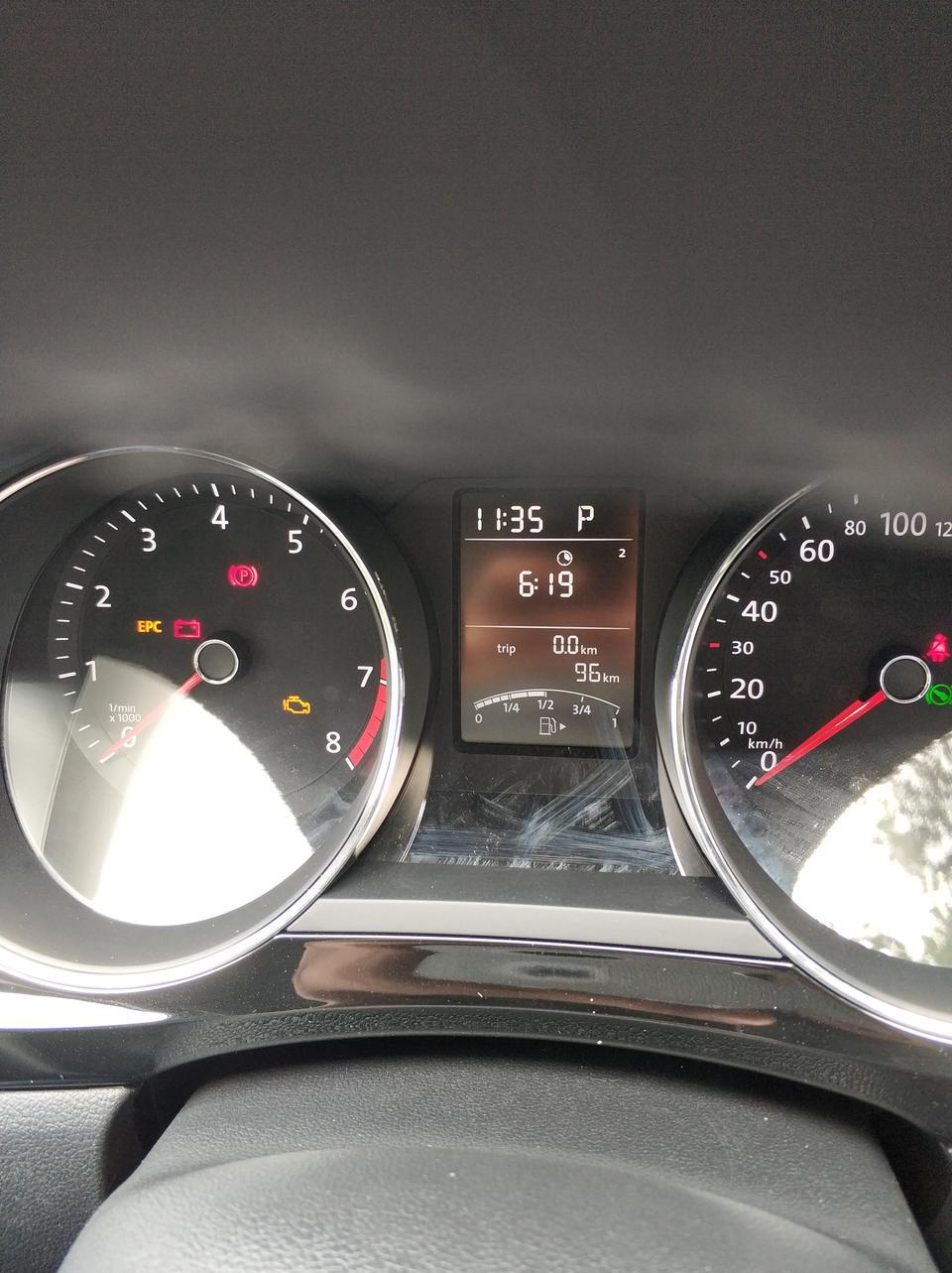 速腾-新车，提车的时候是14.6公里。到我手里最多用了三个小时。但仪表盘显示使用时间为6.19小时。这个时间正常不？