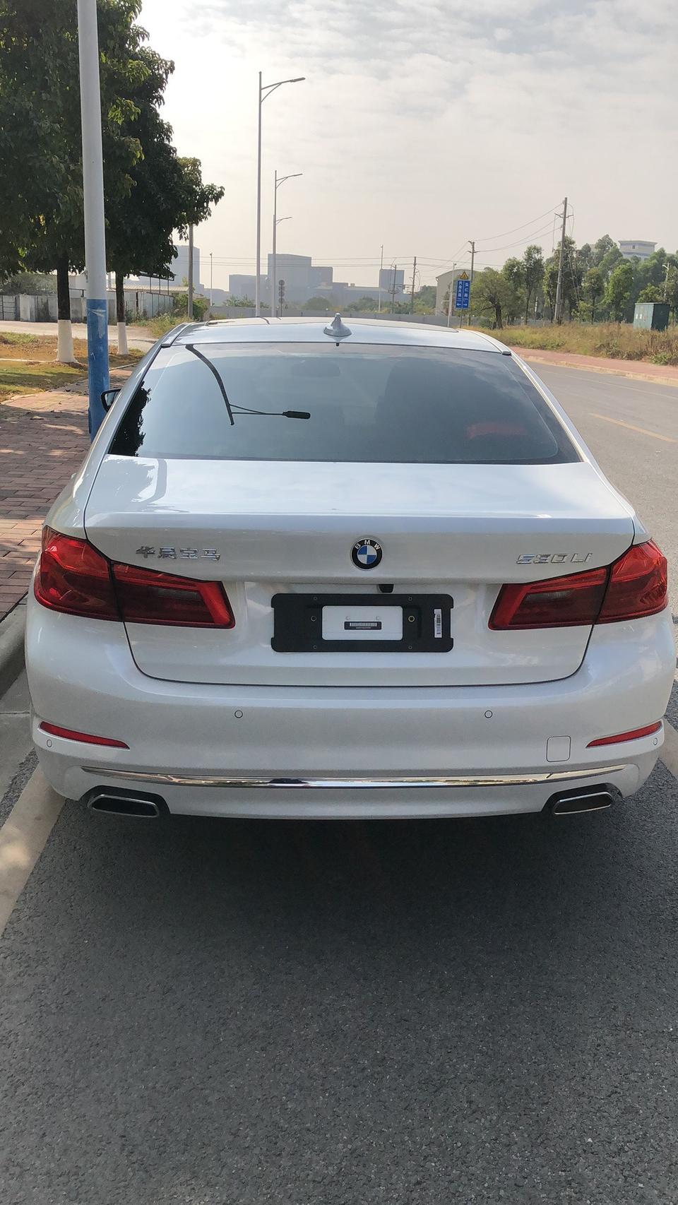 宝马5系-我买的530，驾驶位座椅开车门或者熄火座椅都会往后移，移的太多了，后排下车不好下以及上车要踩刹车打火才能前移，踩刹车很费劲，请问能后移不要太后或者关闭后移也行啊