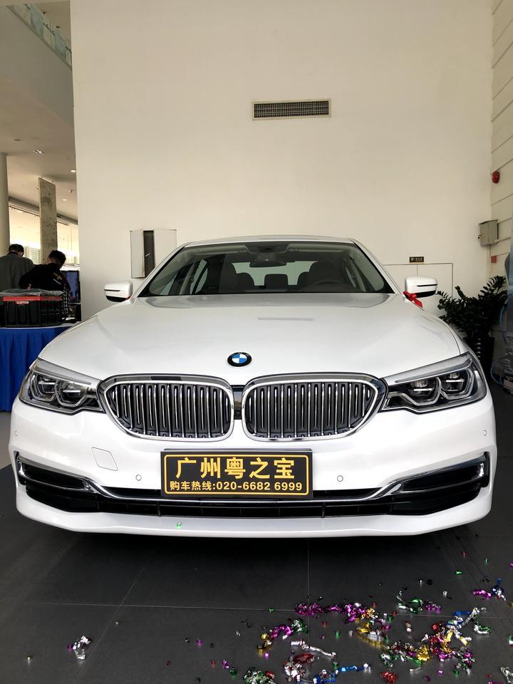 宝马5系-我买的530，驾驶位座椅开车门或者熄火座椅都会往后移，移的太多了，后排下车不好下以及上车要踩刹车打火才能前移，踩刹车很费劲，请问能后移不要太后或者关闭后移也行啊