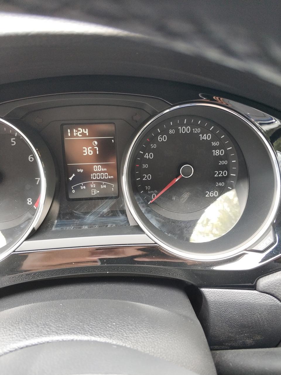 速腾-新车，4s店让半年5000公里去首保，但是仪表盘上显示是1年10000公里，2年30000公里。我该听谁的。