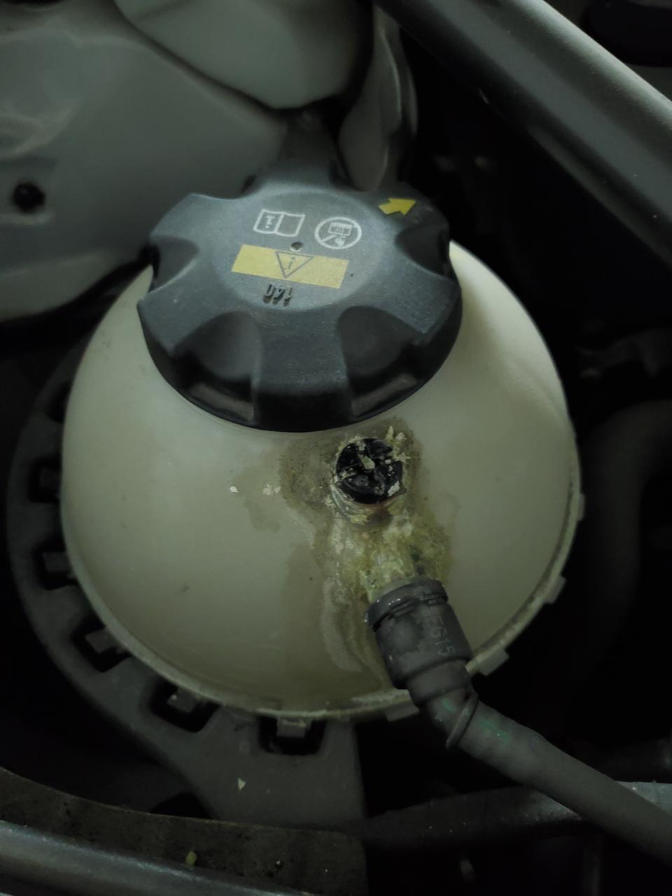 宝马5系528Li。副水箱螺丝口漏水，需要跟换吗？