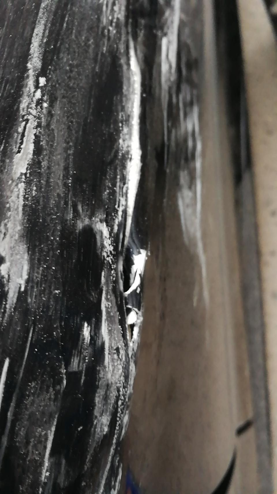 宝马5系-问下车友们，2个车门停车，被挂蹭，2个门都裂了，保险公司不给换门，怎么处理！