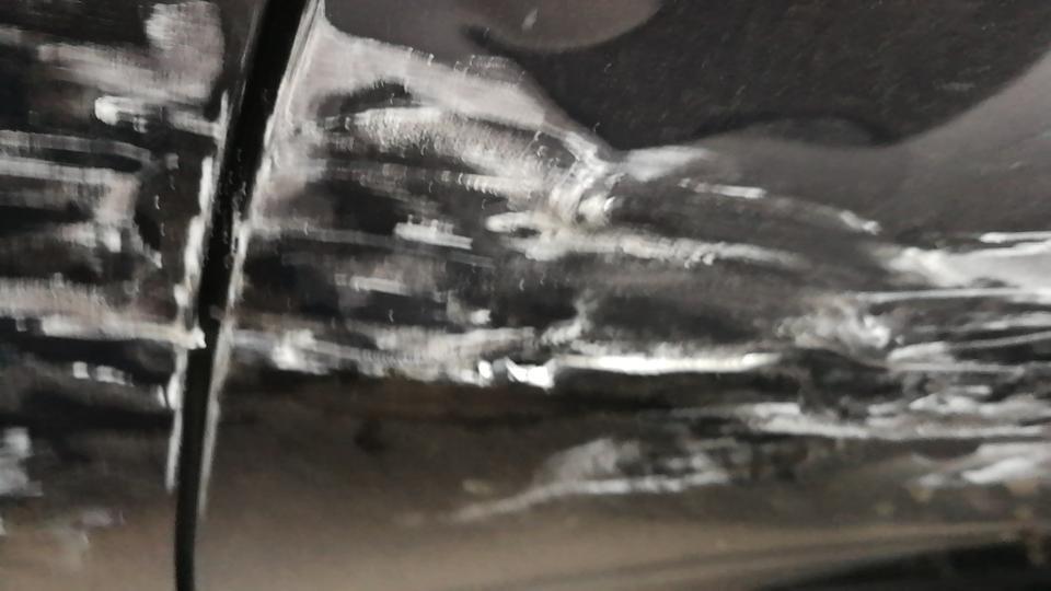 宝马5系-问下车友们，2个车门停车，被挂蹭，2个门都裂了，保险公司不给换门，怎么处理！