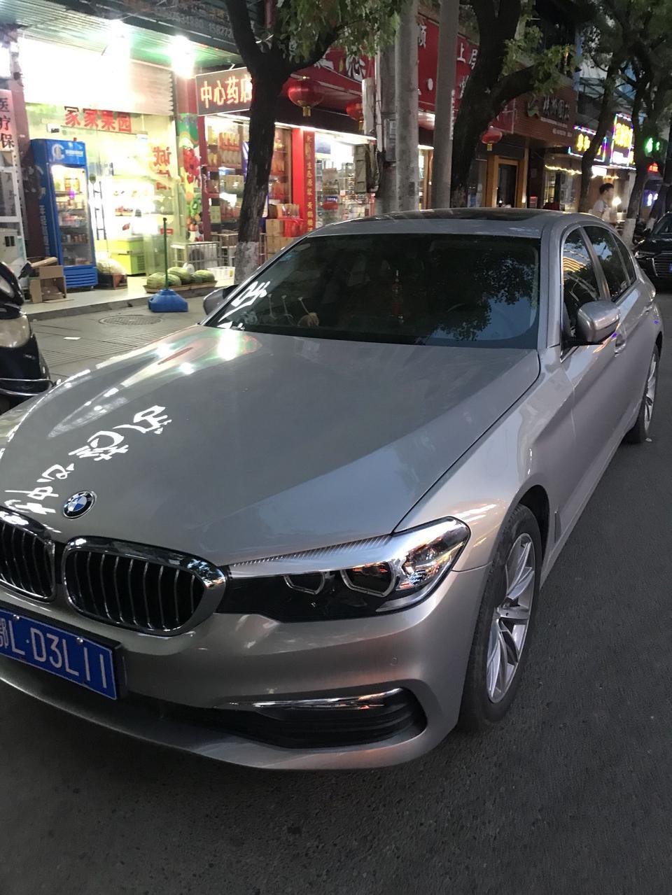 宝马5系-请问谁知道这辆宝马528是什么颜色？